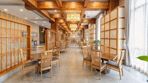 Un restaurante japonés tradicional con interiores de madera, esteras de tatami y una larga zona de comedor.