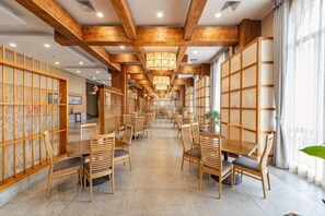 Un restaurante japonés tradicional con interiores de madera, esteras de tatami y una larga zona de comedor.