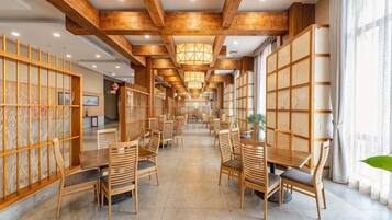 Un restaurante tradicional japonés con interiores de madera y suelos de tatami.
