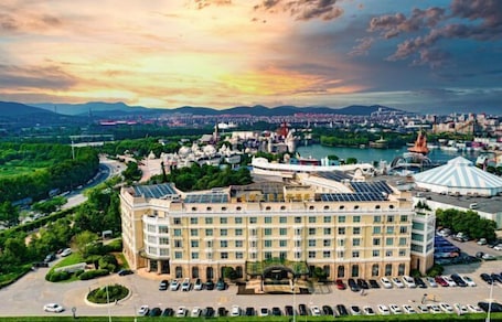 Exterior. Discoveryland Hotel