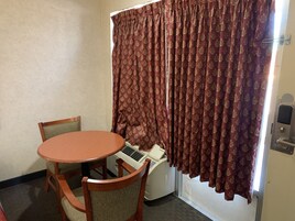 Habitación ejecutiva doble | Servicio de comidas en la habitación