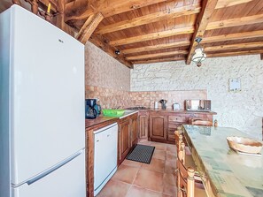 Fridge, dishwasher, cookware/dishes/utensils