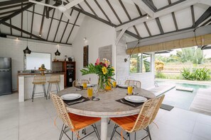 Villa de base, 2 grands lits | Restauration