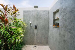 Ducha, artículos de tocador gratuitos, secador de pelo, toallas