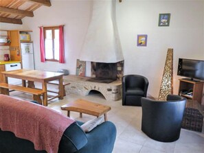 Flachbildfernseher, Kamin, Tischfußball