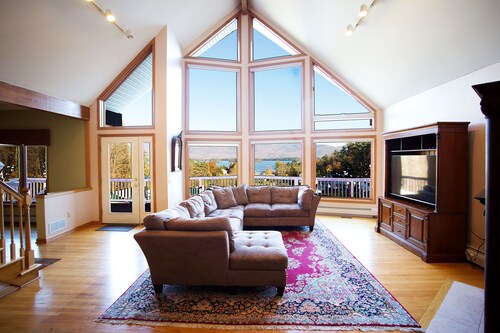 Lake George House with Beautiful Lake Views and Lake Access 6 Bedrooms 14 People