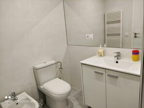 Baignoire, sĂšche-cheveux, serviettes fournies