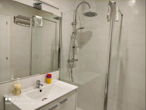 Een bad, een haardroger, handdoeken