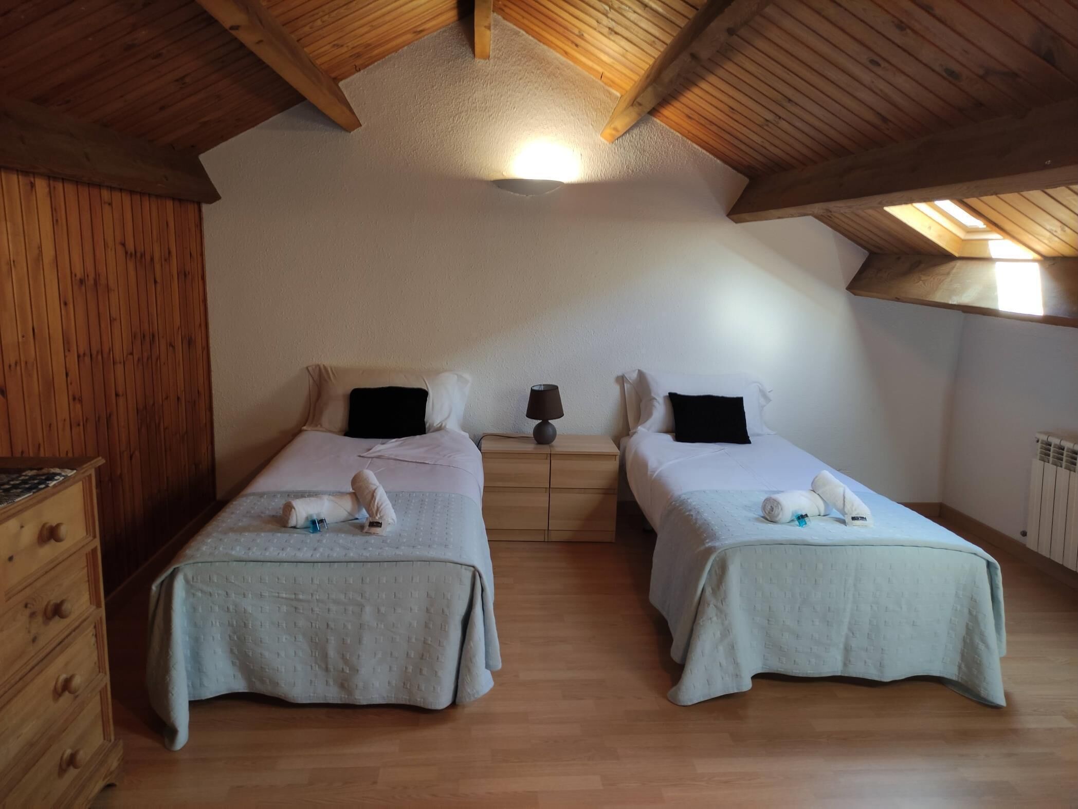 3 bedrooms, iron/ironing board, internet, bed sheets