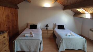 3 bedrooms, iron/ironing board, internet, bed sheets