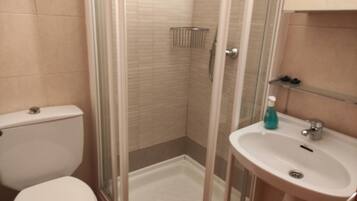 Bathtub, towels
