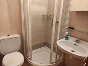 Bathtub, towels