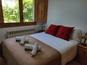 3 bedrooms, iron/ironing board, Internet, bed sheets