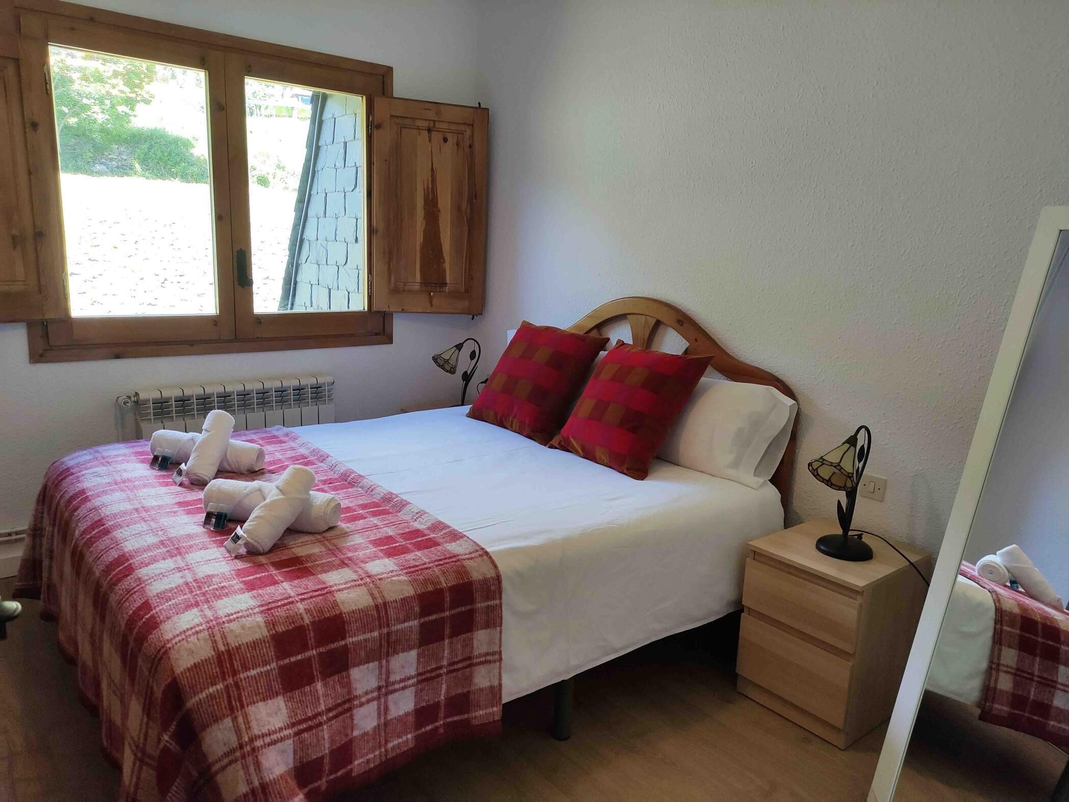 3 bedrooms, iron/ironing board, internet, bed sheets
