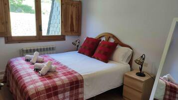 3 bedrooms, iron/ironing board, internet, bed sheets