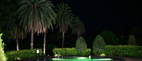 Piscine extérieure, accÚs possible de 7 h 30 à 19 h, parasols