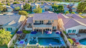 Un barrio residencial con casas, piscina y zonas de estar al aire libre.