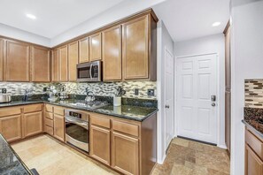 冷蔵庫、電子レンジ、オーブン、コンロ