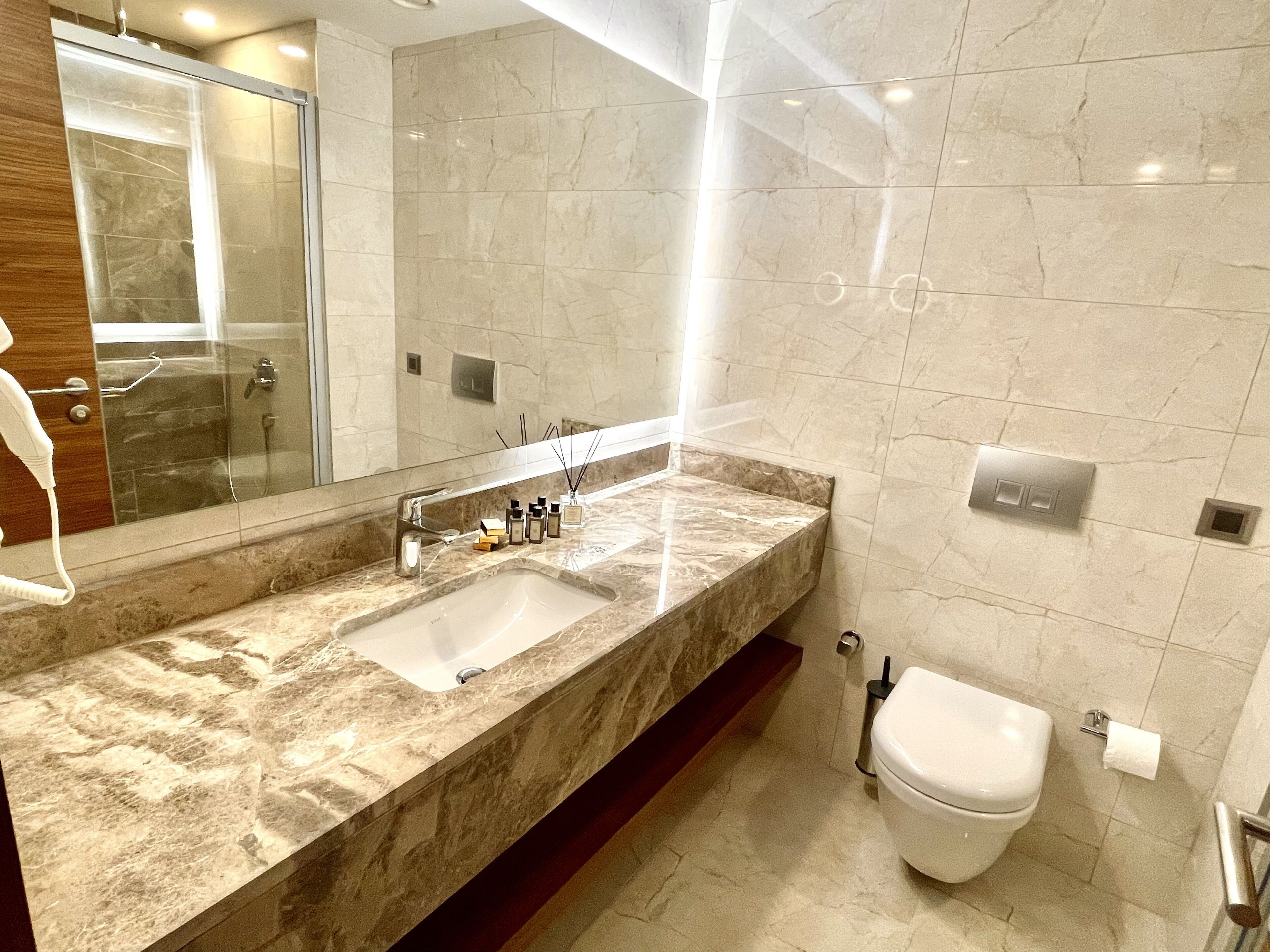 standard twin room, city view | bathroom