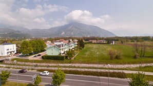 A residential area with houses, a road, and a mountain in the background. - Apartment in an apartment complex (Schio)