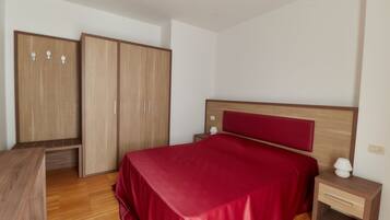 1 chambre, fer et planche Ă  repasser, Wi-Fi gratuit, draps fournis