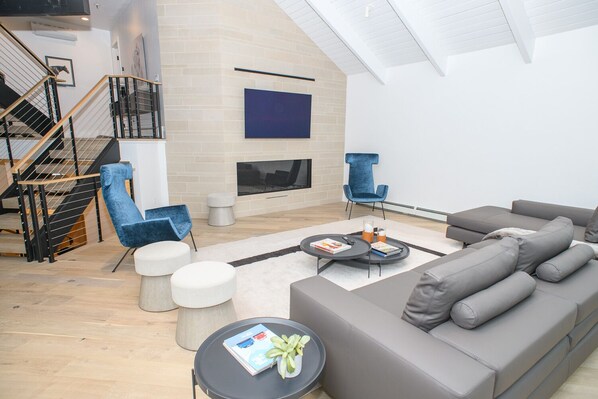 Una televisión, una chimenea