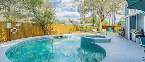 Una piscina al aire libre, una piscina climatizada