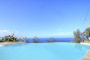 Un ciel d’un bleu éclatant, une piscine et une vue sur l’océan.