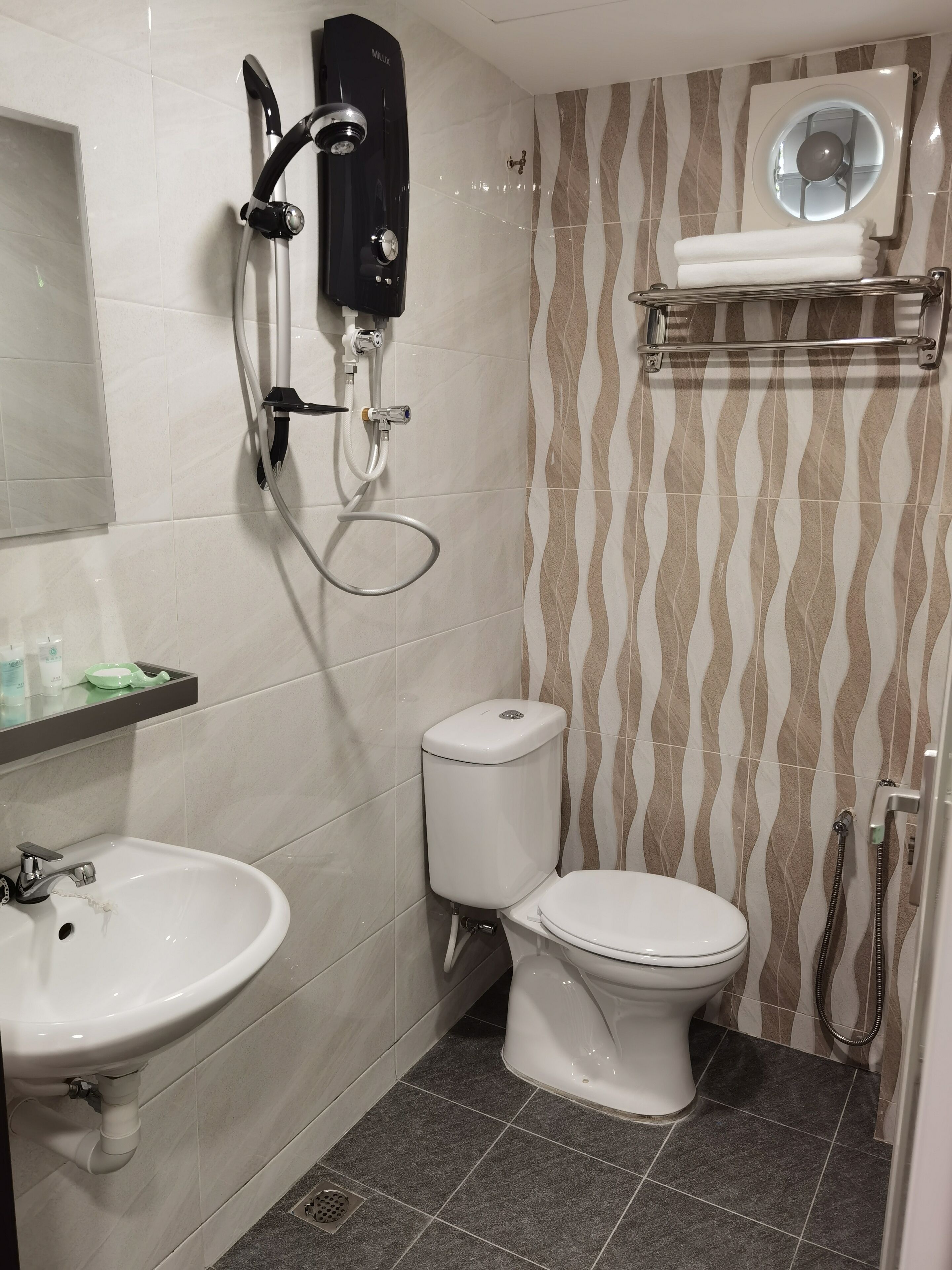 A bathroom with a toilet, bidet, and sink.