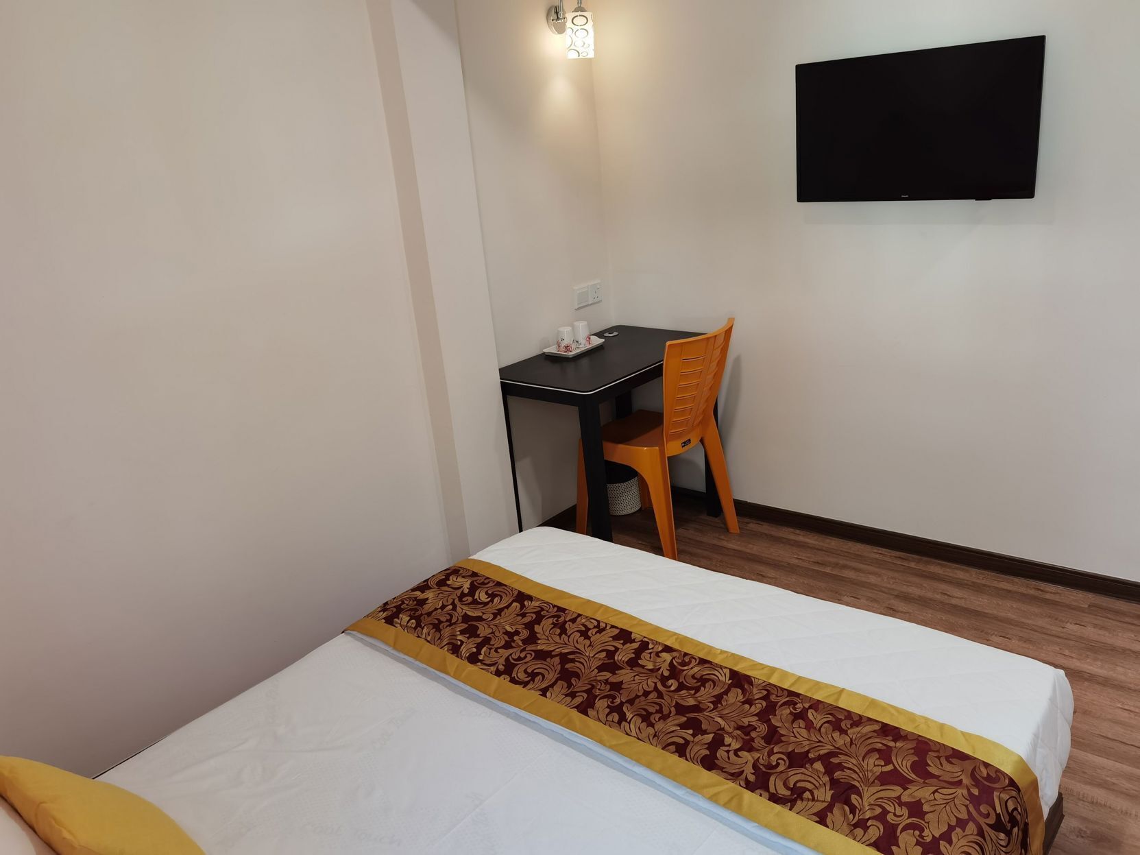 Escritorio, wifi gratis y ropa de cama 