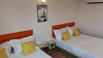 Family Room | Desk, free WiFi, bed sheets