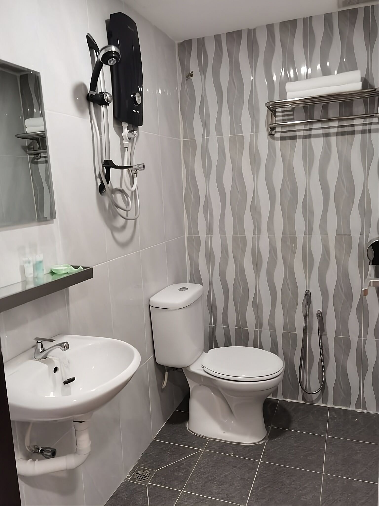 Ducha, artículos de tocador gratuitos, toallas