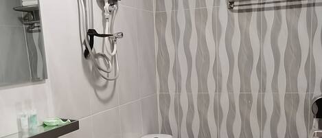 Un baño moderno con inodoro, bidé y lavamanos.