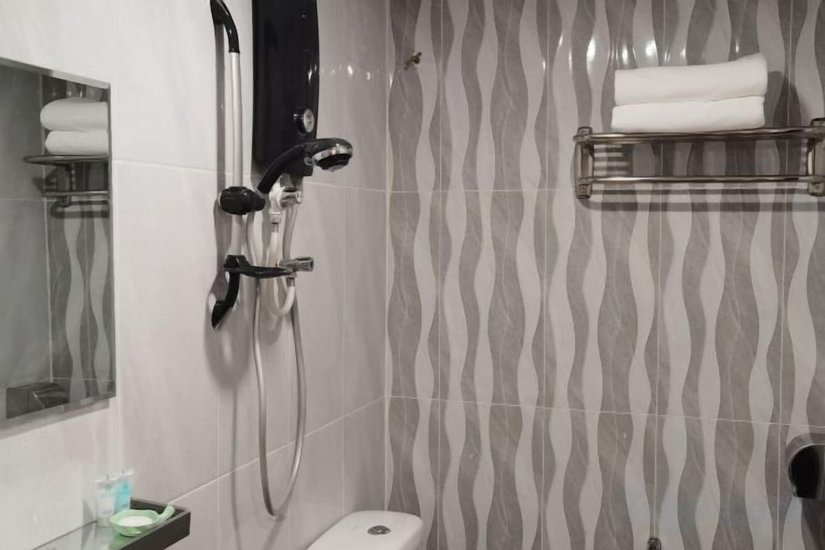 Bathroom | Shower, free toiletries, towels