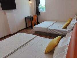 Habitación familiar | Escritorio, wifi gratis, ropa de cama