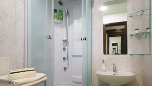 Classic Apartment | Bathroom | Shower, free toiletries, hair dryer, towels - PaulMarie Apartments on Boldina (Mahilyow)