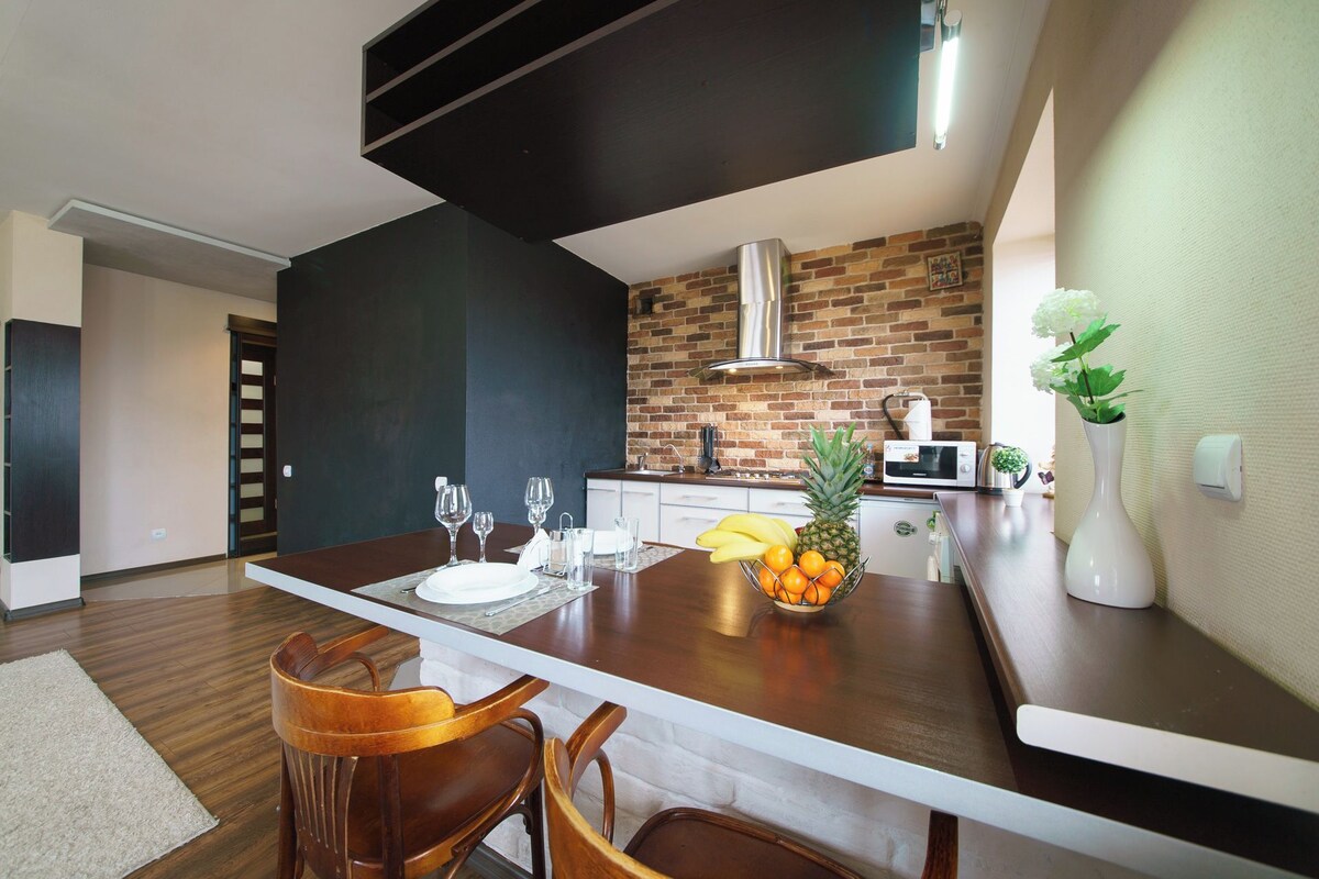Mini-fridge, microwave, oven, stovetop