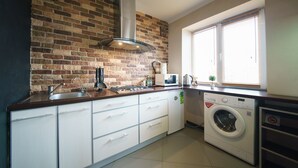 Classic Apartment | Private kitchenette | Mini-fridge, microwave, electric kettle, cookware/dishes/utensils - PaulMarie Apartments on Boldina (Mahilyow)