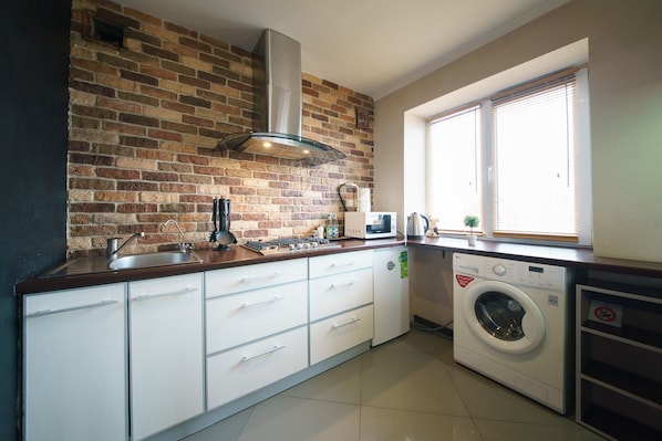 Classic Apartment | Private kitchenette | Mini-fridge, microwave, oven, stovetop - PaulMarie Apartments on Boldina (Mahilyow)