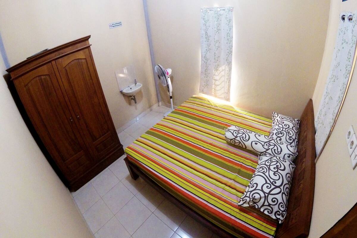 Escritorio y ropa de cama