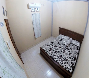 Escritorio y ropa de cama