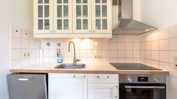 Fridge, oven, dishwasher, coffee/tea maker