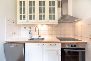 Kühlschrank, Ofen, Geschirrspüler, Wasserkocher mit Kaffee-/Teezubehör