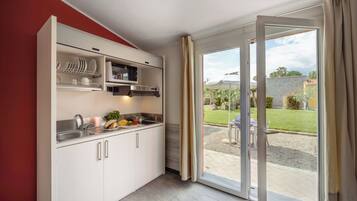 Frigorifero, microonde, piano cottura, pentole/stoviglie/utensili