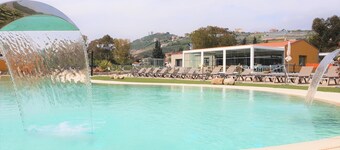 Appartement 'Monolocale Rebi' avec piscine, jardin et Wi-Fi partagés.