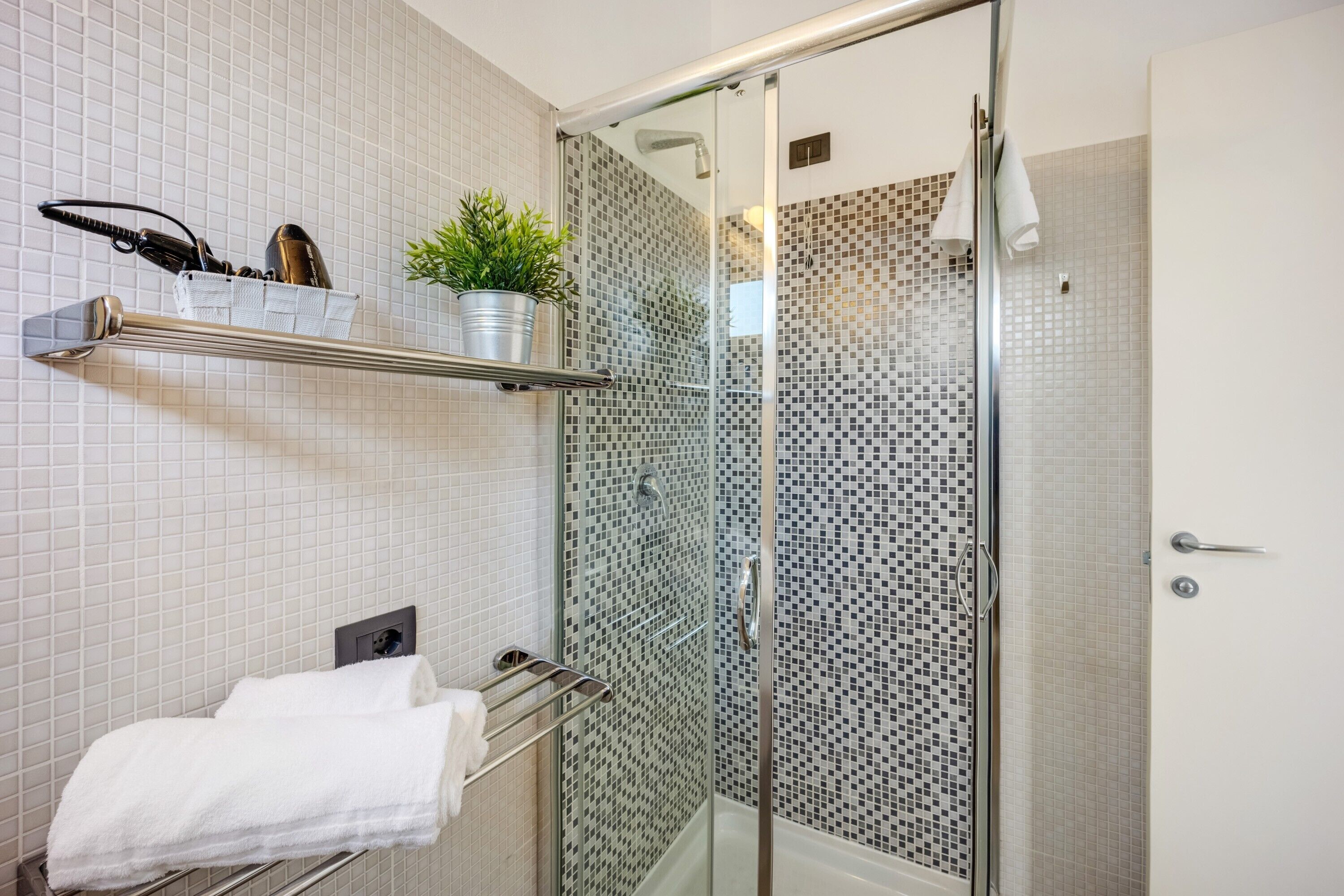Shower, hair dryer, towels