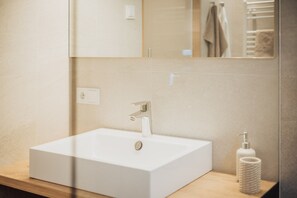 Shower, towels - Apartment Oberegghof Ifinger with Mountain View and Wi-Fi (Riffian)