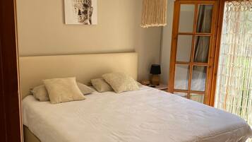 5 bedrooms, desk, iron/ironing board, free WiFi
