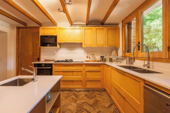 Een koelkast, een magnetron, een oven, een vaatwasser