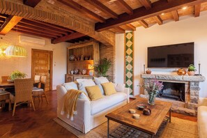 Een televisie en een open haard